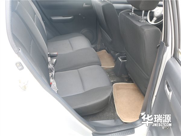 2万元二手车，银灰色铃木雨燕，保养仔细车子的状况好